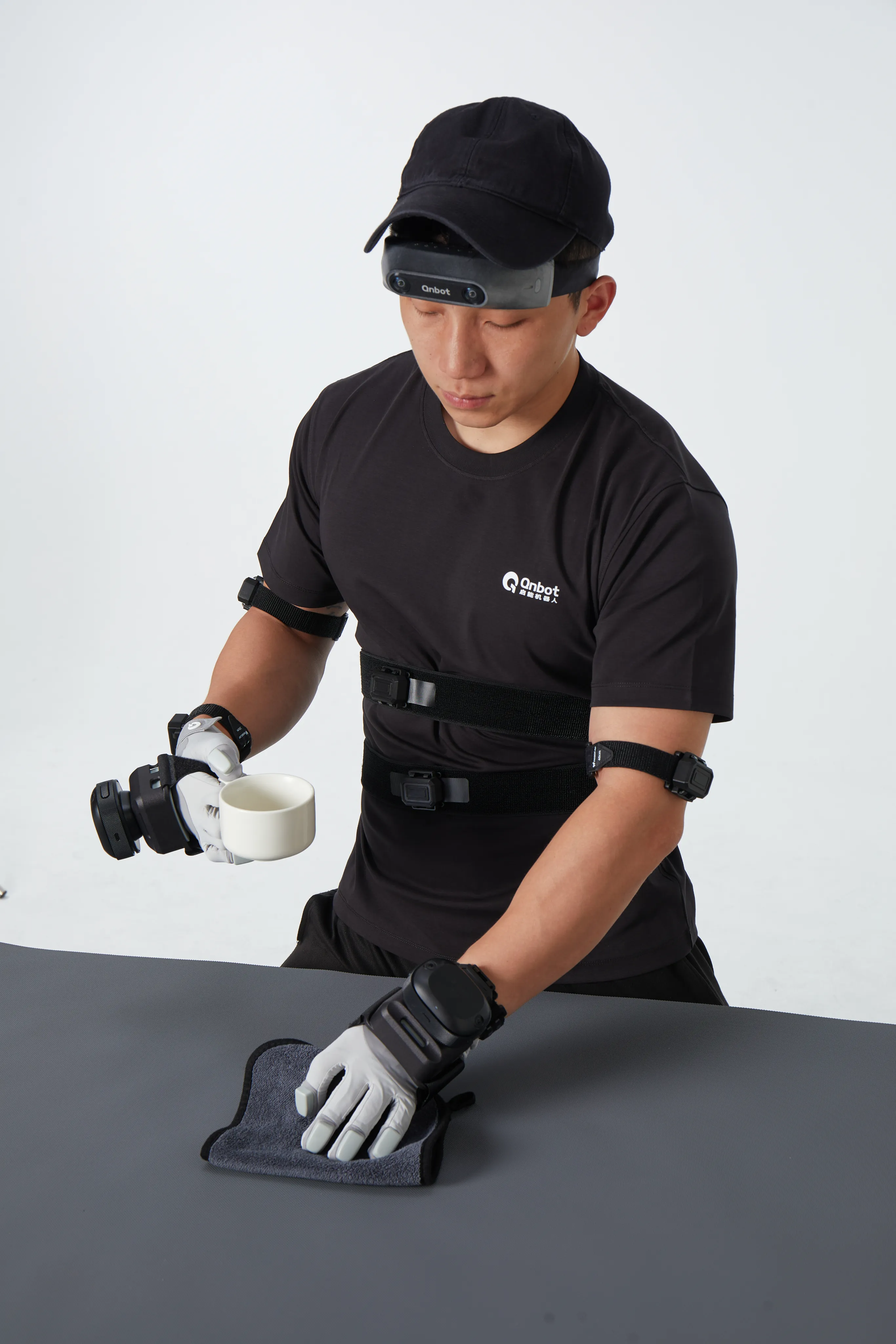 佩戴 VetraGlove Pro 整理家居台面