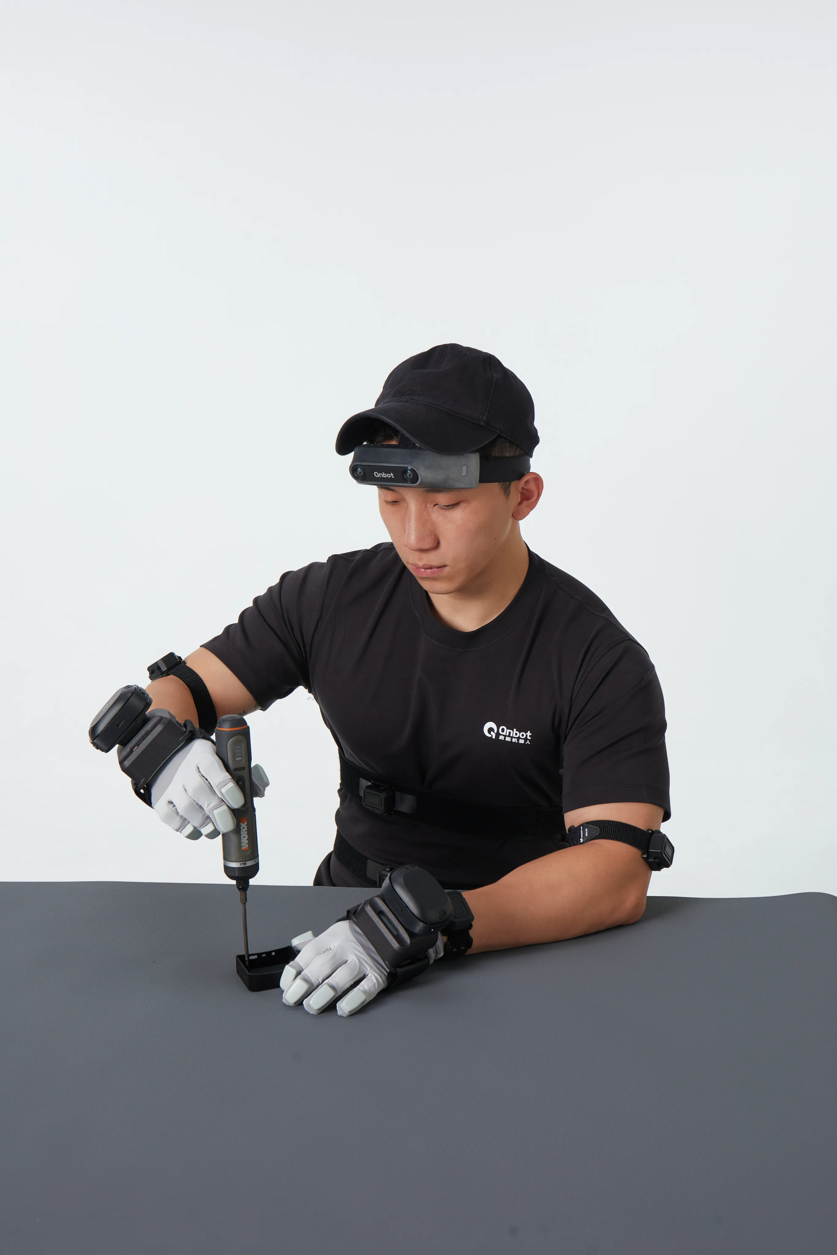 佩戴 VetraGlove Pro 在桌前维修产品